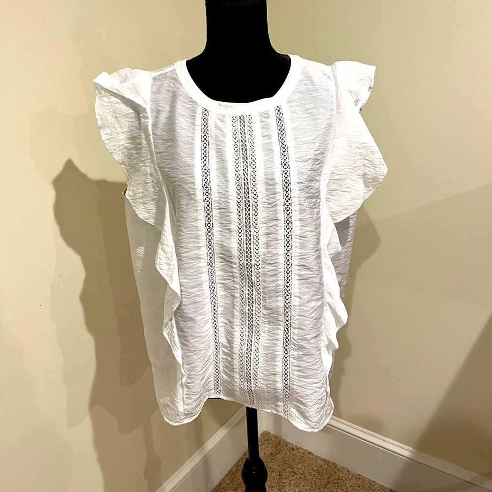 This season sleeveless white top